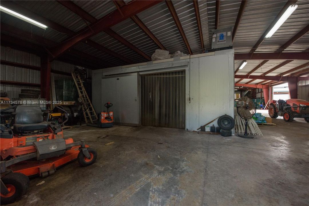 Warehouse w/ walk in cooler