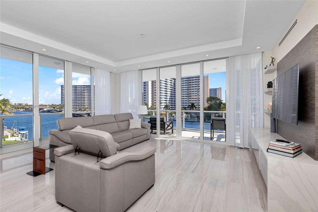 Recently Sold: $1,998,000 (3 beds, 3 baths, 2126 Square Feet)