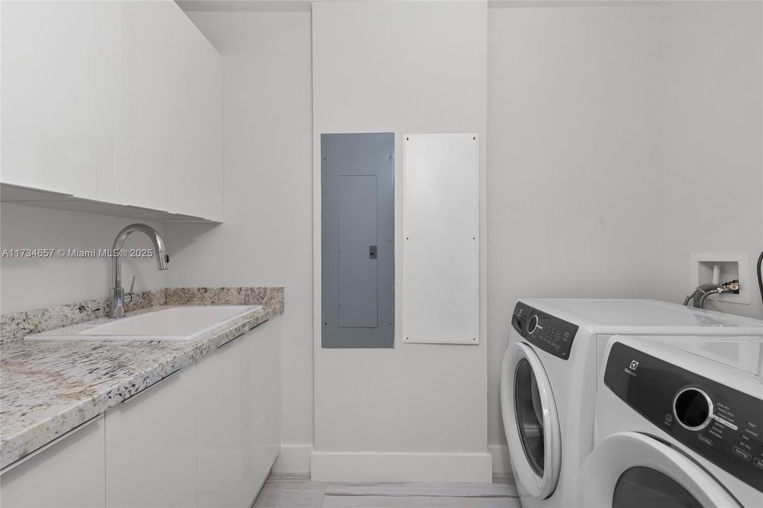 Recently Sold: $1,998,000 (3 beds, 3 baths, 2126 Square Feet)