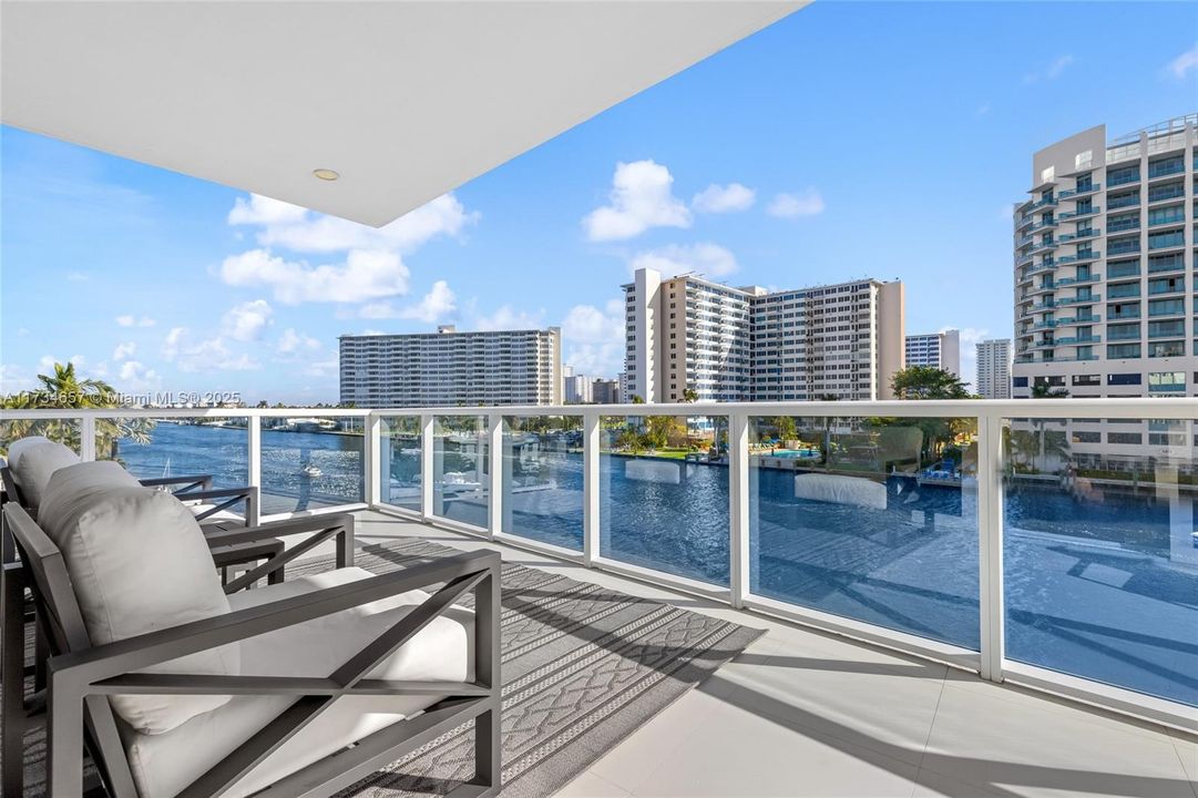 Recently Sold: $1,998,000 (3 beds, 3 baths, 2126 Square Feet)