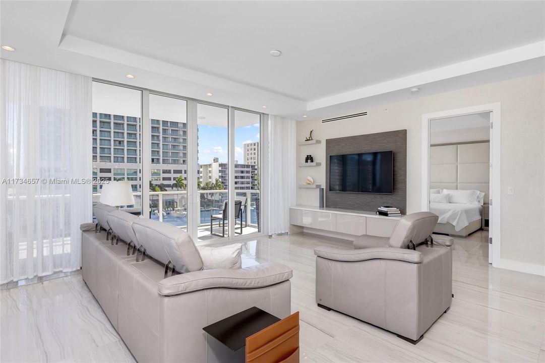 Recently Sold: $1,998,000 (3 beds, 3 baths, 2126 Square Feet)