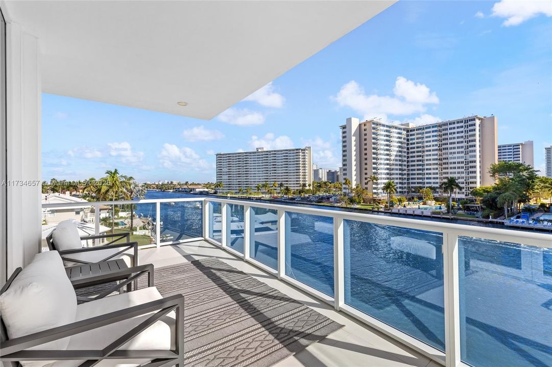 Recently Sold: $1,998,000 (3 beds, 3 baths, 2126 Square Feet)