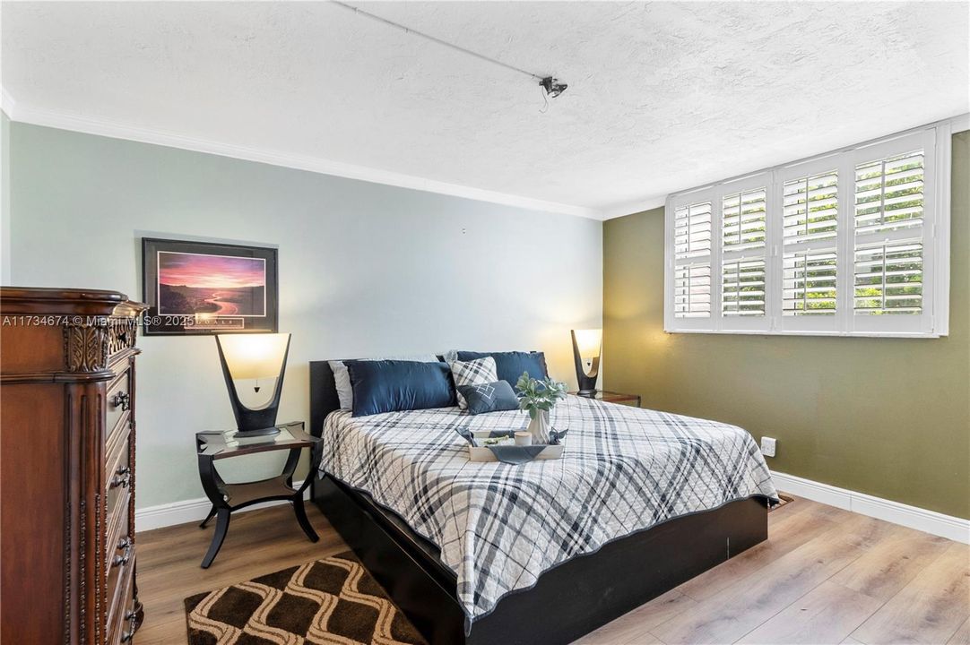 Active With Contract: $114,000 (2 beds, 2 baths, 1010 Square Feet)