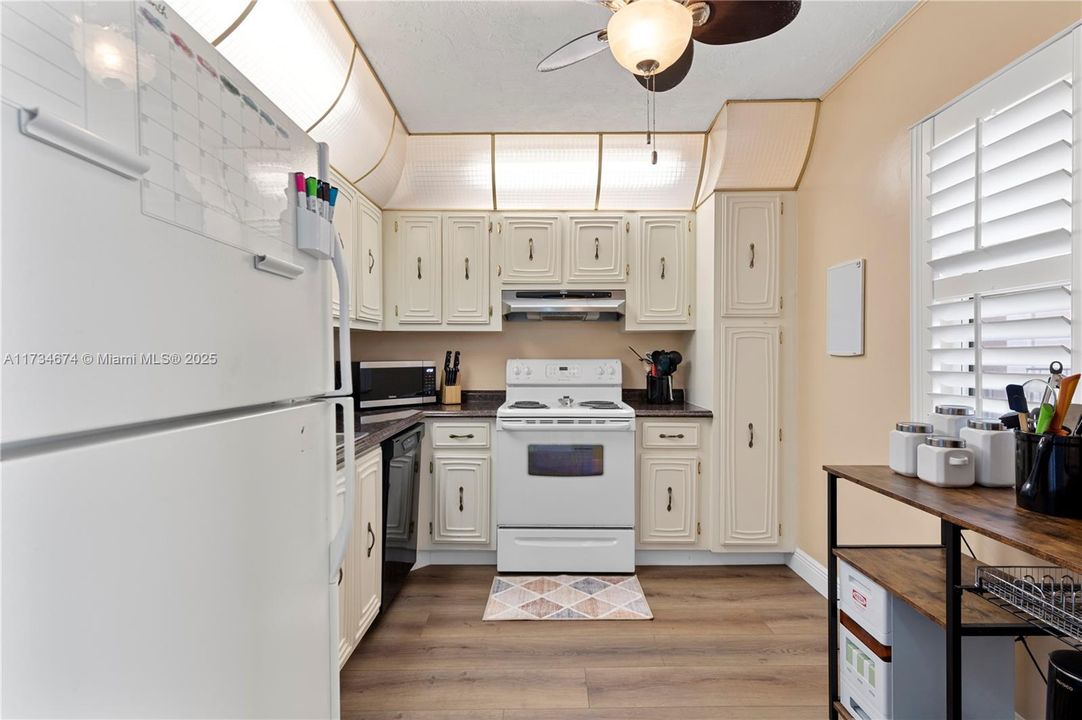 Active With Contract: $114,000 (2 beds, 2 baths, 1010 Square Feet)