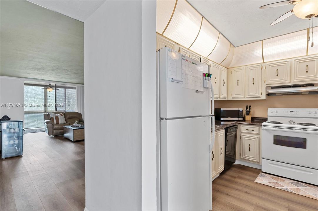 Active With Contract: $114,000 (2 beds, 2 baths, 1010 Square Feet)