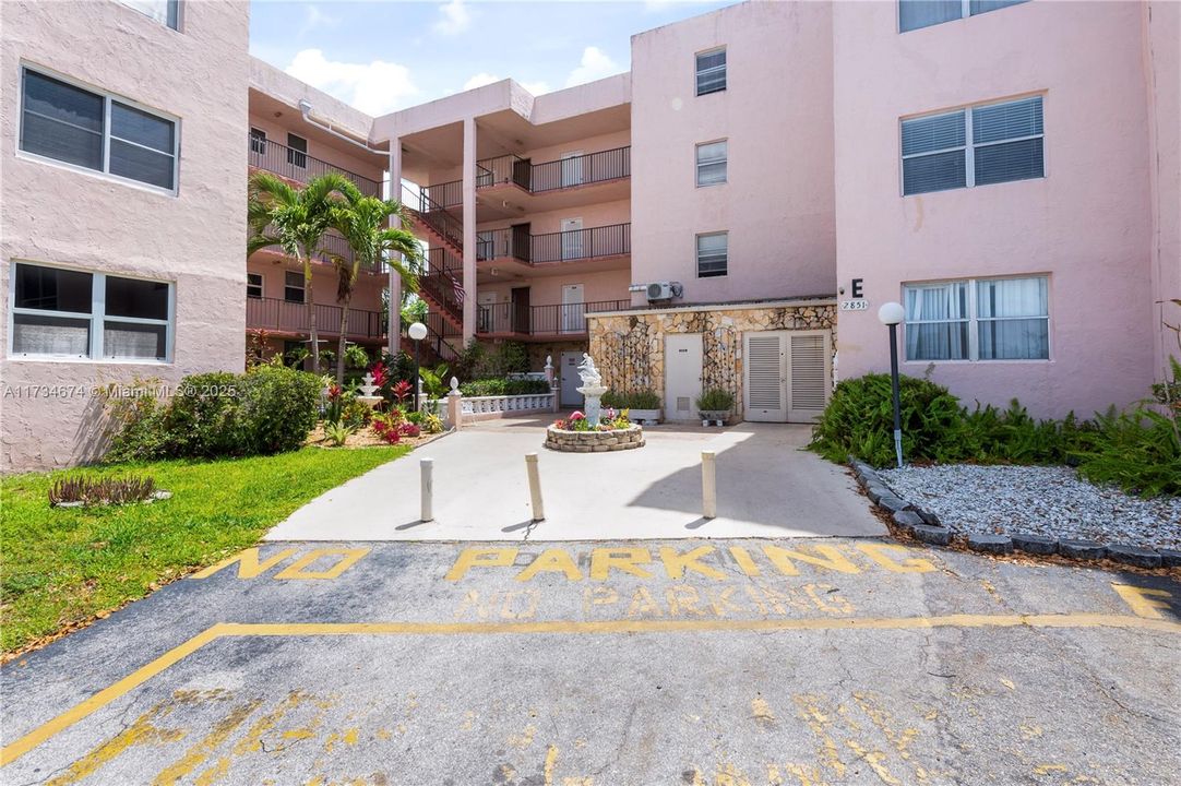 Active With Contract: $114,000 (2 beds, 2 baths, 1010 Square Feet)