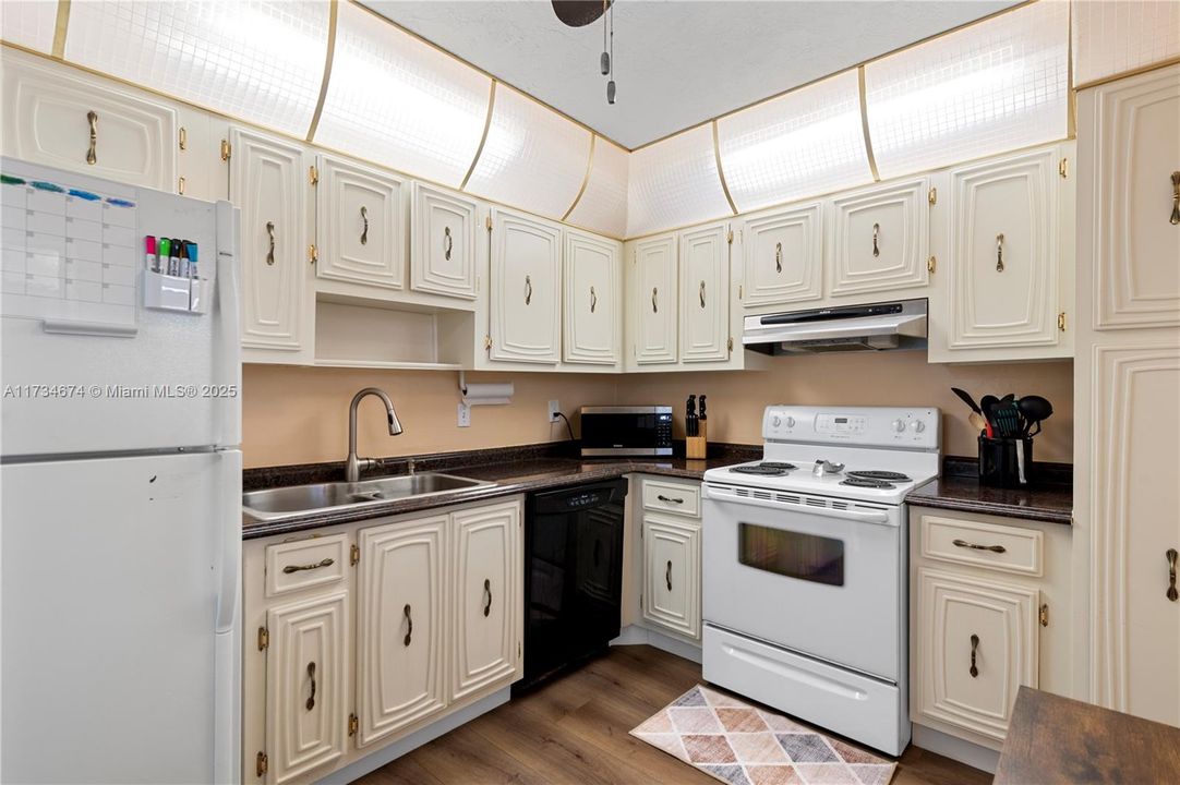 Active With Contract: $114,000 (2 beds, 2 baths, 1010 Square Feet)