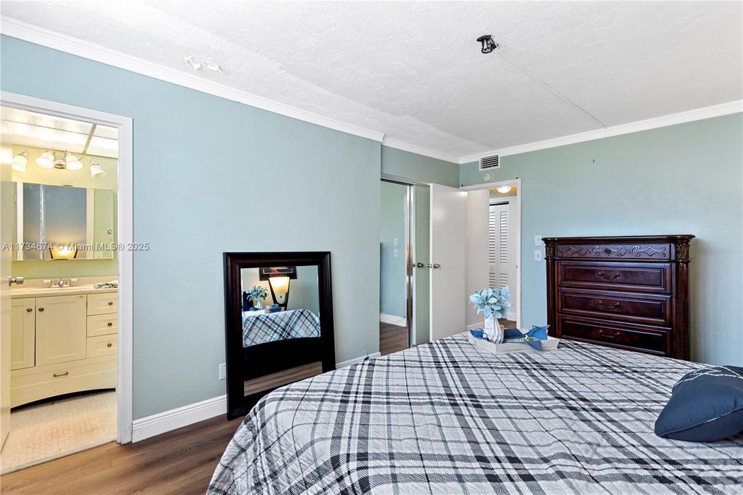 Active With Contract: $114,000 (2 beds, 2 baths, 1010 Square Feet)