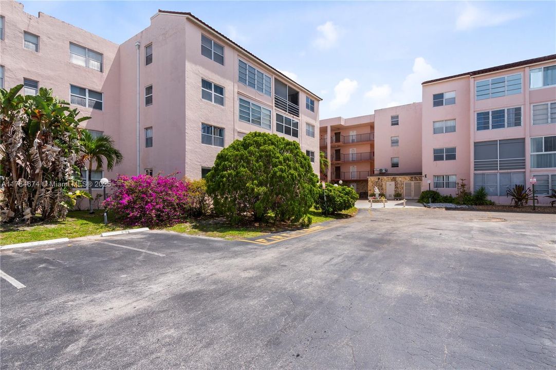Active With Contract: $114,000 (2 beds, 2 baths, 1010 Square Feet)