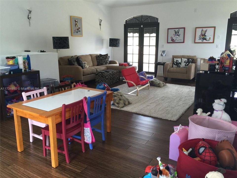 Recently Sold: $2,150,000 (7 beds, 6 baths, 7479 Square Feet)