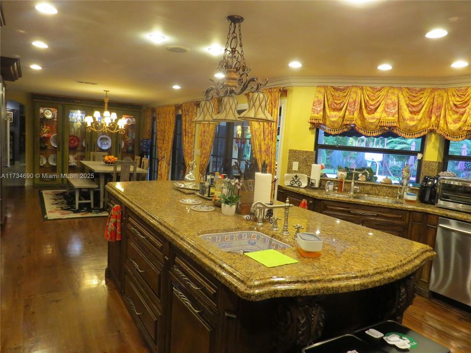 Recently Sold: $2,150,000 (7 beds, 6 baths, 7479 Square Feet)