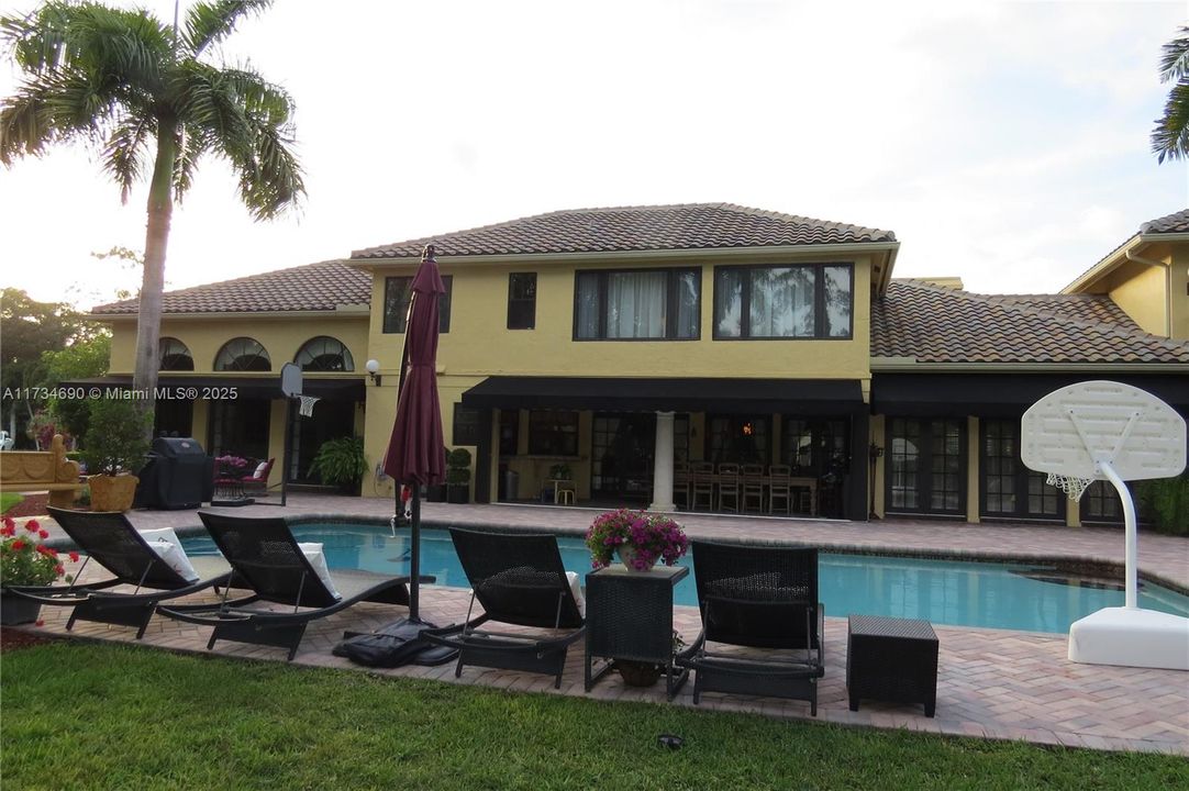 Recently Sold: $2,150,000 (7 beds, 6 baths, 7479 Square Feet)