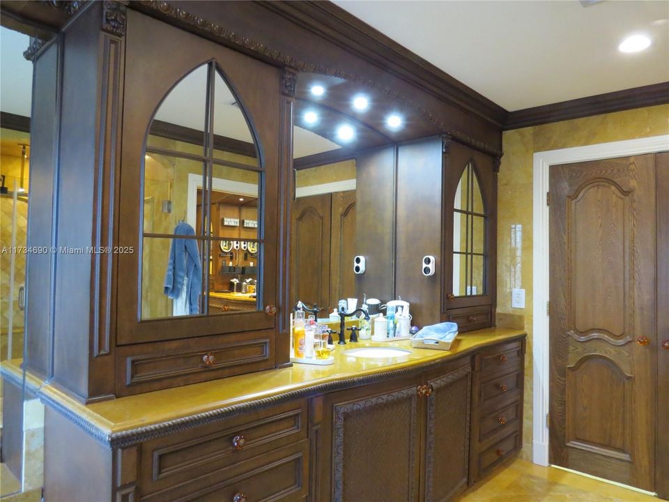 Recently Sold: $2,150,000 (7 beds, 6 baths, 7479 Square Feet)