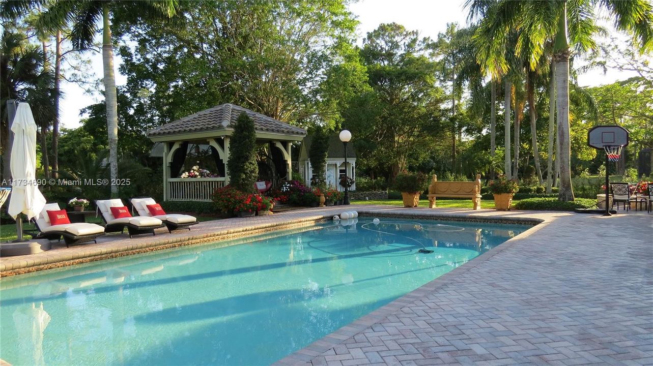 Recently Sold: $2,150,000 (7 beds, 6 baths, 7479 Square Feet)