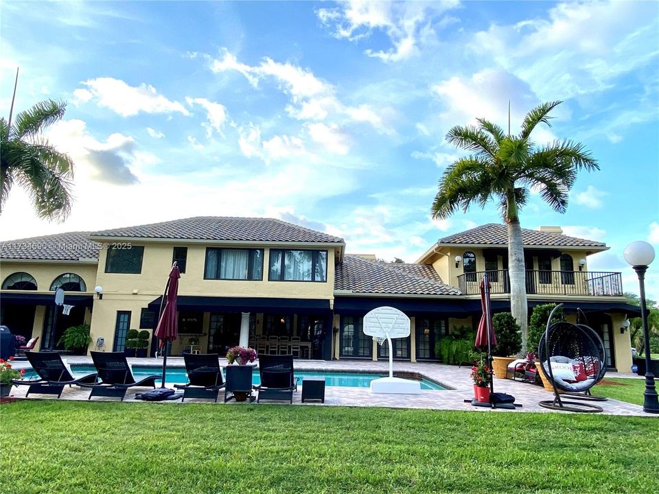 Recently Sold: $2,150,000 (7 beds, 6 baths, 7479 Square Feet)