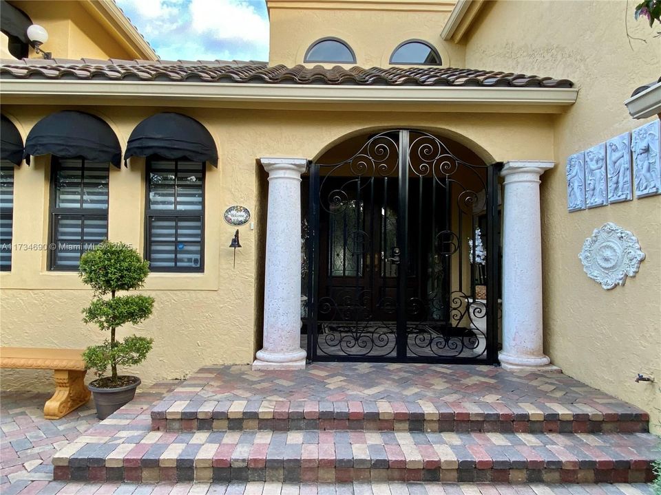 Recently Sold: $2,150,000 (7 beds, 6 baths, 7479 Square Feet)