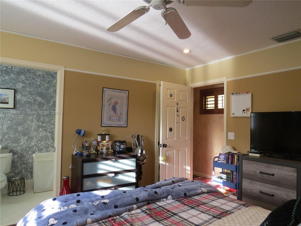 Recently Sold: $2,150,000 (7 beds, 6 baths, 7479 Square Feet)