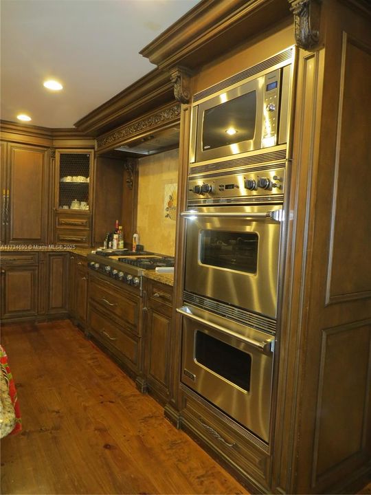 Recently Sold: $2,150,000 (7 beds, 6 baths, 7479 Square Feet)