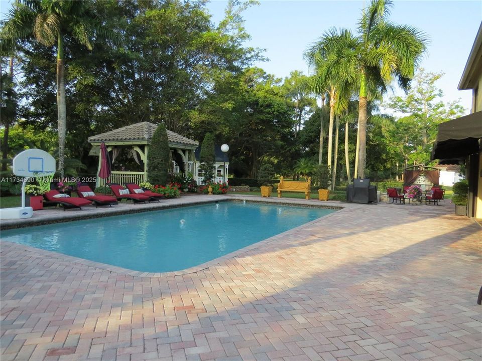 Recently Sold: $2,150,000 (7 beds, 6 baths, 7479 Square Feet)