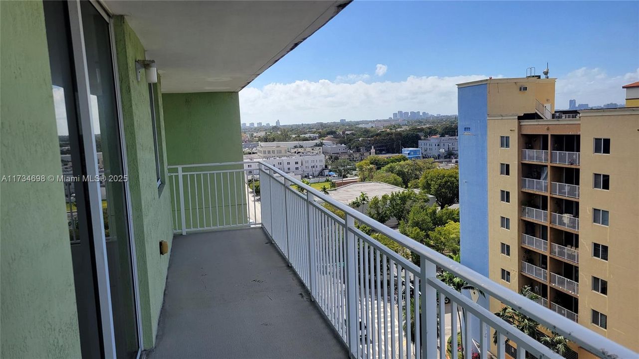For Sale: $330,000 (2 beds, 2 baths, 798 Square Feet)