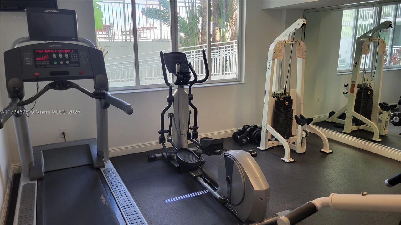 For Sale: $330,000 (2 beds, 2 baths, 798 Square Feet)