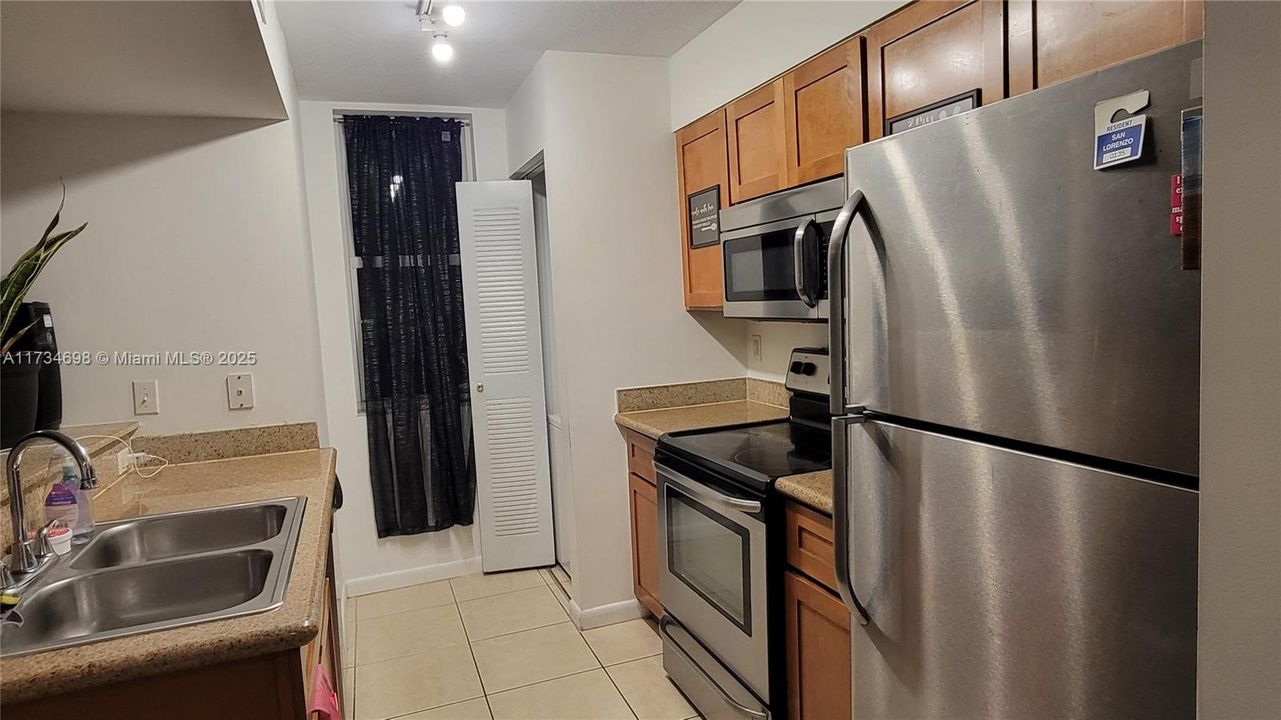 For Sale: $330,000 (2 beds, 2 baths, 798 Square Feet)