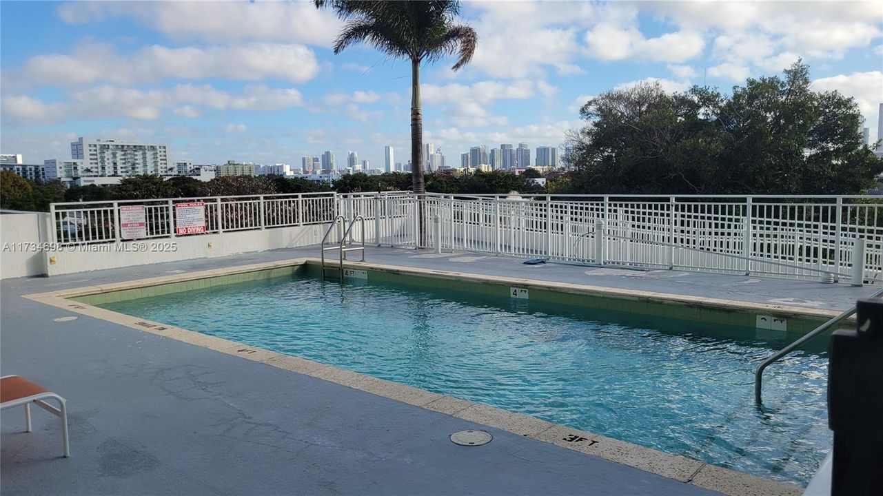 For Sale: $330,000 (2 beds, 2 baths, 798 Square Feet)