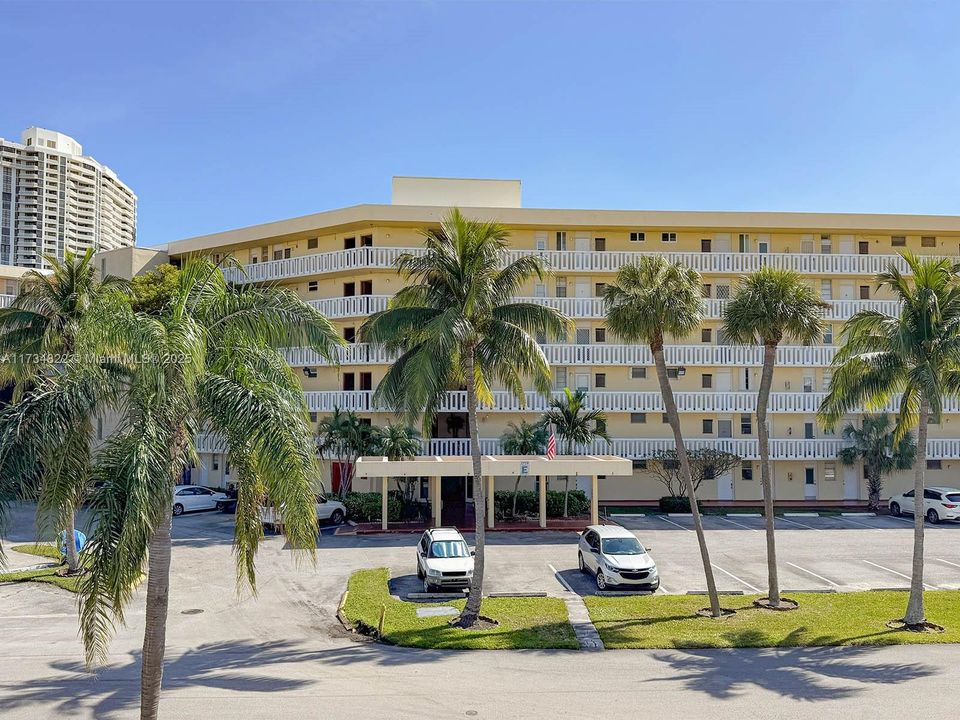 待售: $179,900 (1 贝兹, 1 浴室, 763 平方英尺)