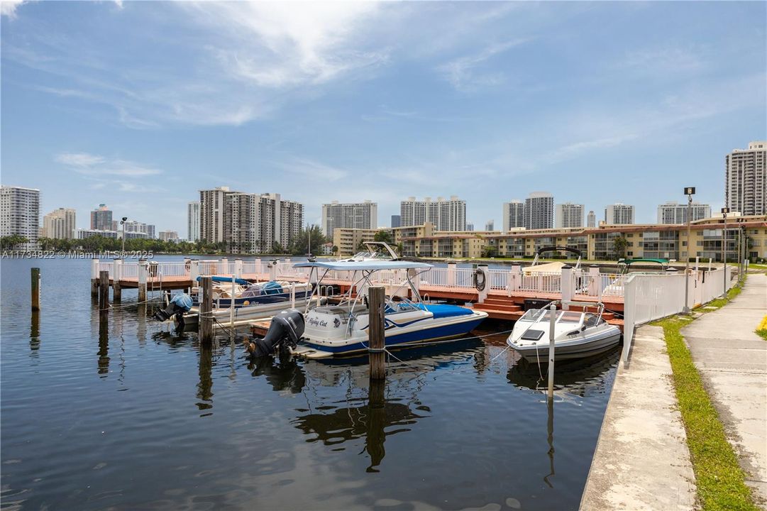 待售: $179,900 (1 贝兹, 1 浴室, 763 平方英尺)