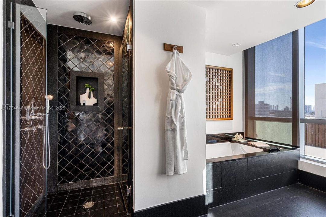 Recently Sold: $3,500,000 (2 beds, 2 baths, 1565 Square Feet)