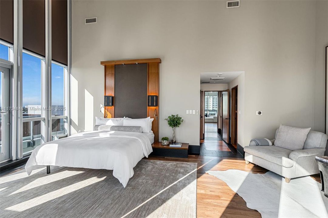 Recently Sold: $3,500,000 (2 beds, 2 baths, 1565 Square Feet)
