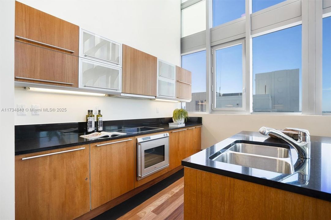 Recently Sold: $3,500,000 (2 beds, 2 baths, 1565 Square Feet)