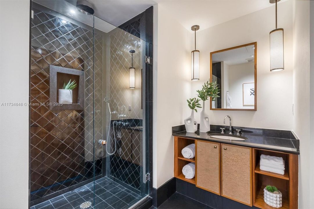 Recently Sold: $3,500,000 (2 beds, 2 baths, 1565 Square Feet)