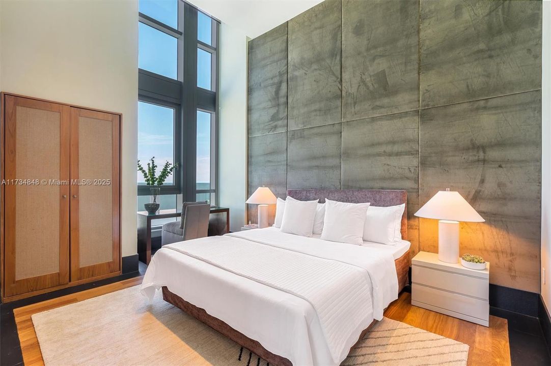 Recently Sold: $3,500,000 (2 beds, 2 baths, 1565 Square Feet)