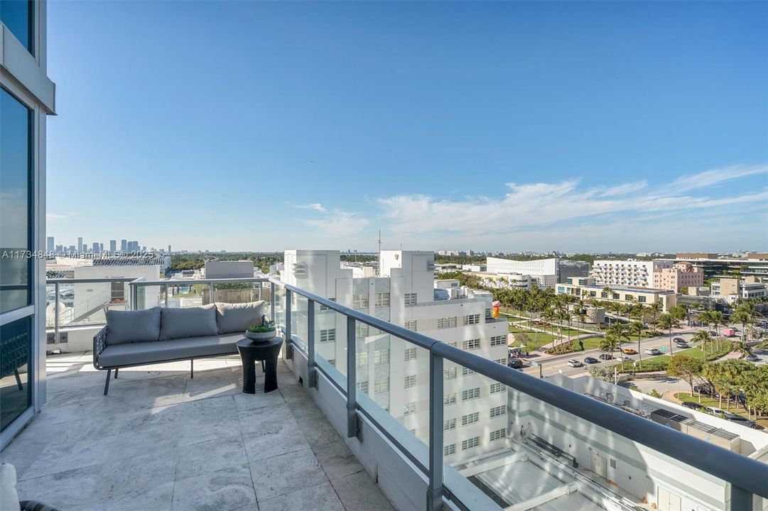 Recently Sold: $3,500,000 (2 beds, 2 baths, 1565 Square Feet)