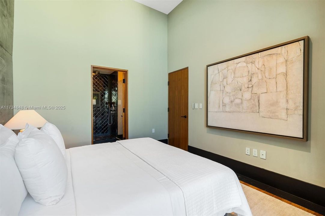 Recently Sold: $3,500,000 (2 beds, 2 baths, 1565 Square Feet)