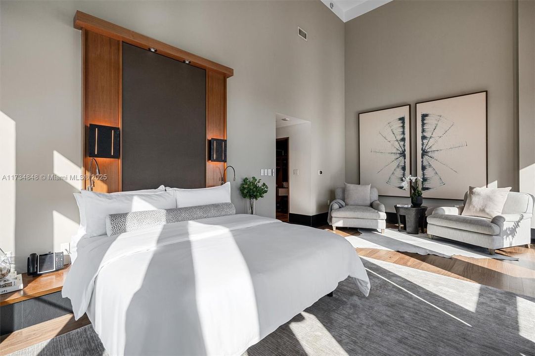 Recently Sold: $3,500,000 (2 beds, 2 baths, 1565 Square Feet)