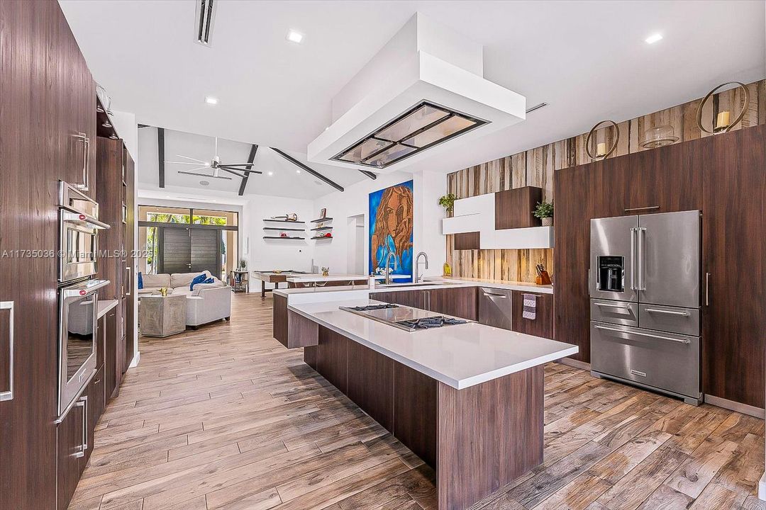 Recently Sold: $3,895,000 (3 beds, 3 baths, 2816 Square Feet)