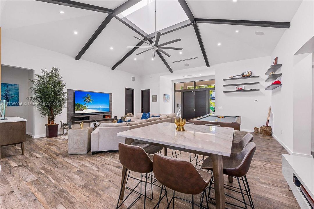 Recently Sold: $3,895,000 (3 beds, 3 baths, 2816 Square Feet)