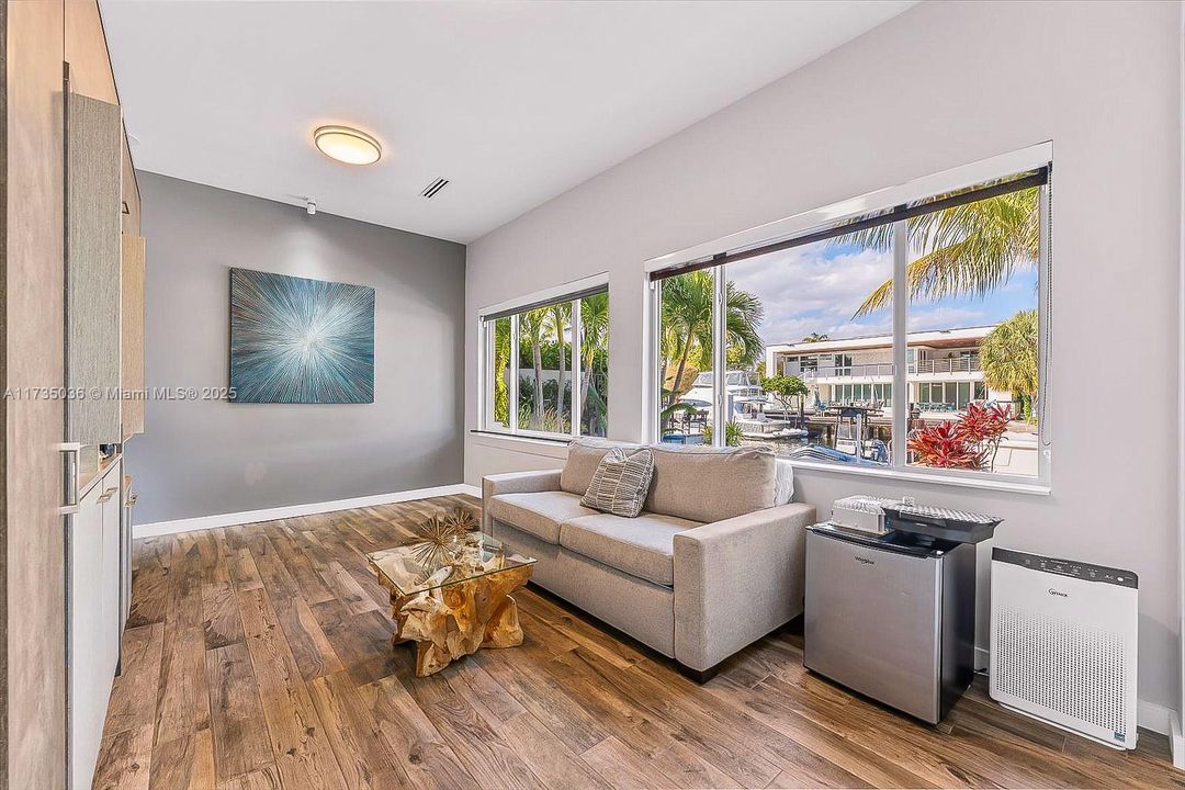 Recently Sold: $3,895,000 (3 beds, 3 baths, 2816 Square Feet)