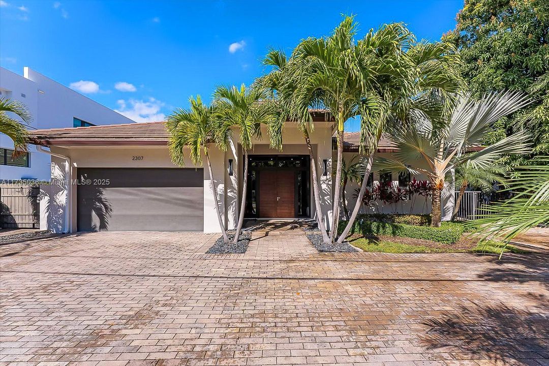 Recently Sold: $3,895,000 (3 beds, 3 baths, 2816 Square Feet)