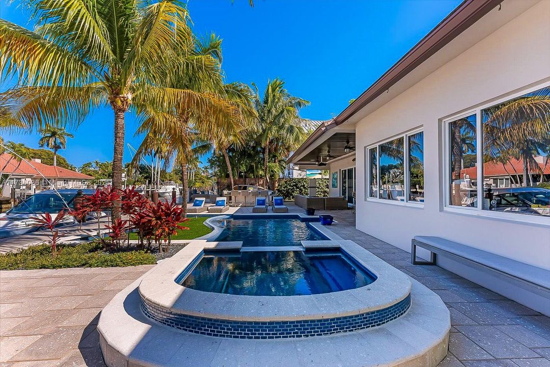 Recently Sold: $3,895,000 (3 beds, 3 baths, 2816 Square Feet)