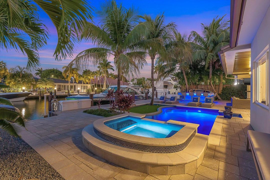 Recently Sold: $3,895,000 (3 beds, 3 baths, 2816 Square Feet)