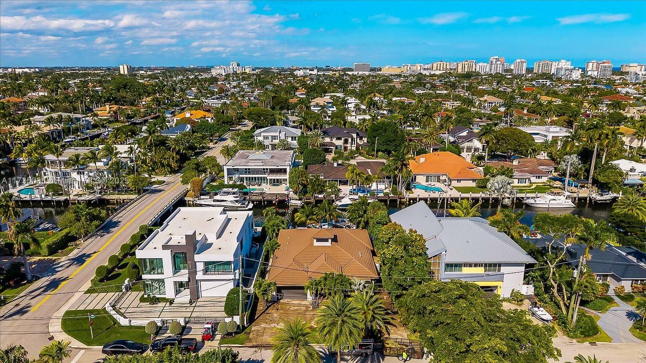 Recently Sold: $3,895,000 (3 beds, 3 baths, 2816 Square Feet)