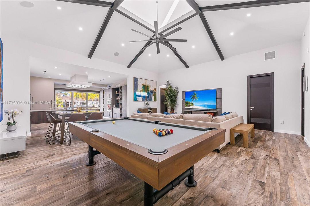 Recently Sold: $3,895,000 (3 beds, 3 baths, 2816 Square Feet)