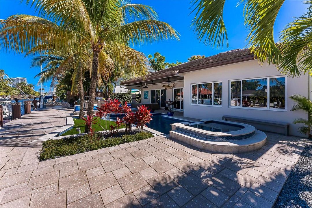 Recently Sold: $3,895,000 (3 beds, 3 baths, 2816 Square Feet)