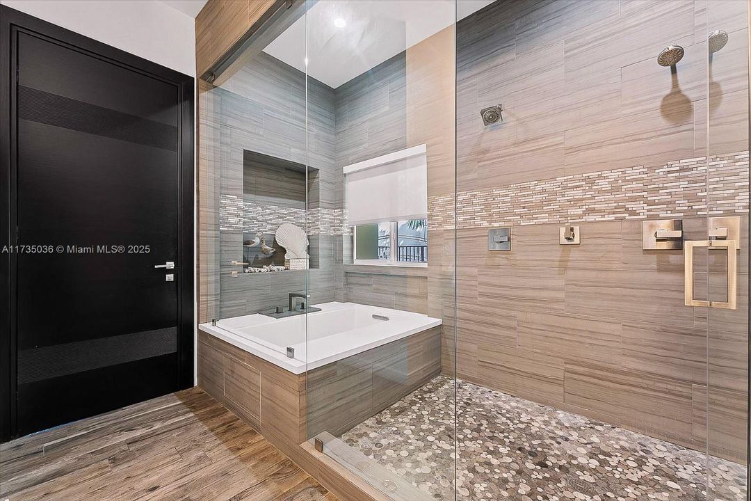 Recently Sold: $3,895,000 (3 beds, 3 baths, 2816 Square Feet)