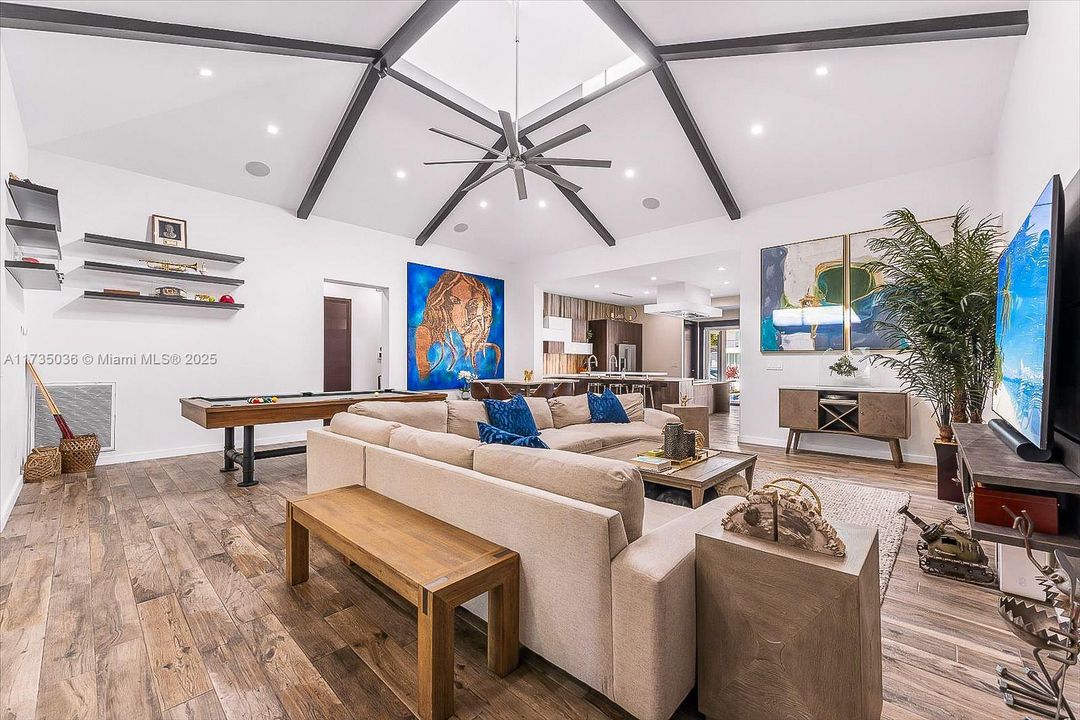 Recently Sold: $3,895,000 (3 beds, 3 baths, 2816 Square Feet)
