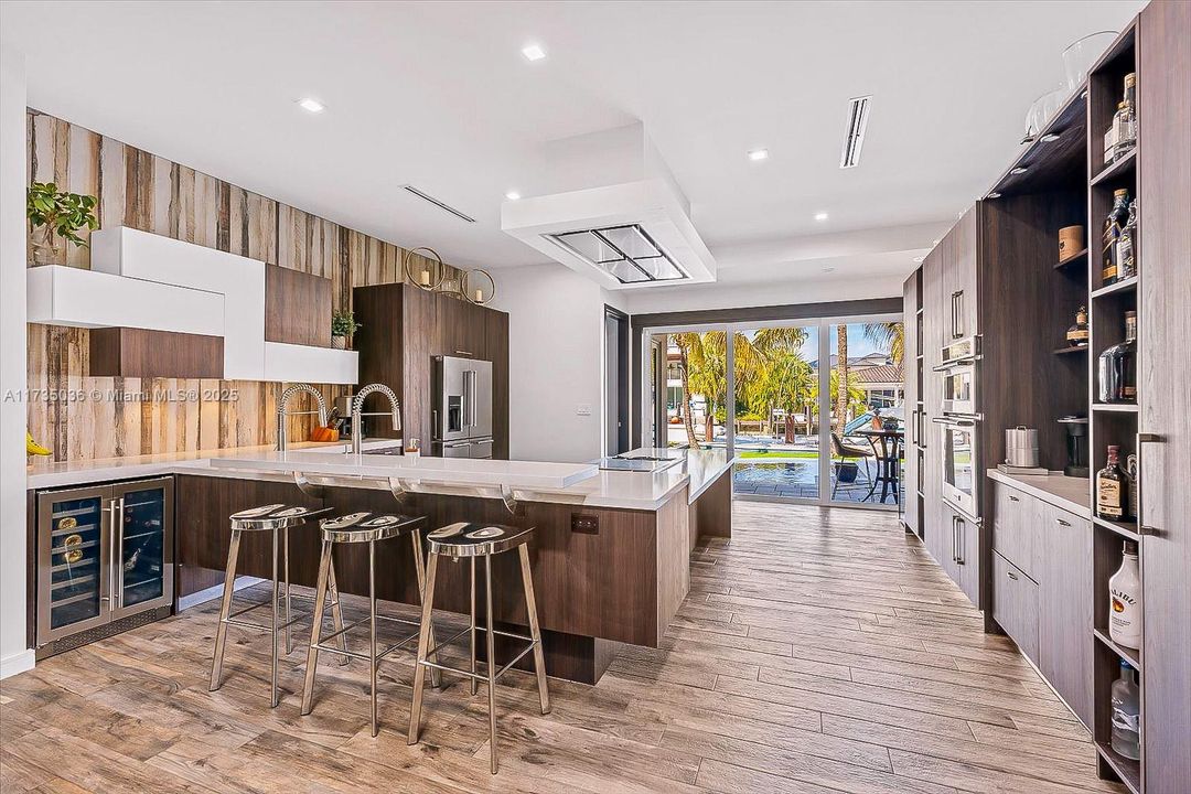 Recently Sold: $3,895,000 (3 beds, 3 baths, 2816 Square Feet)