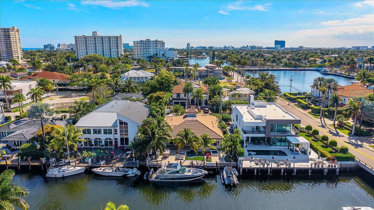 Recently Sold: $3,895,000 (3 beds, 3 baths, 2816 Square Feet)